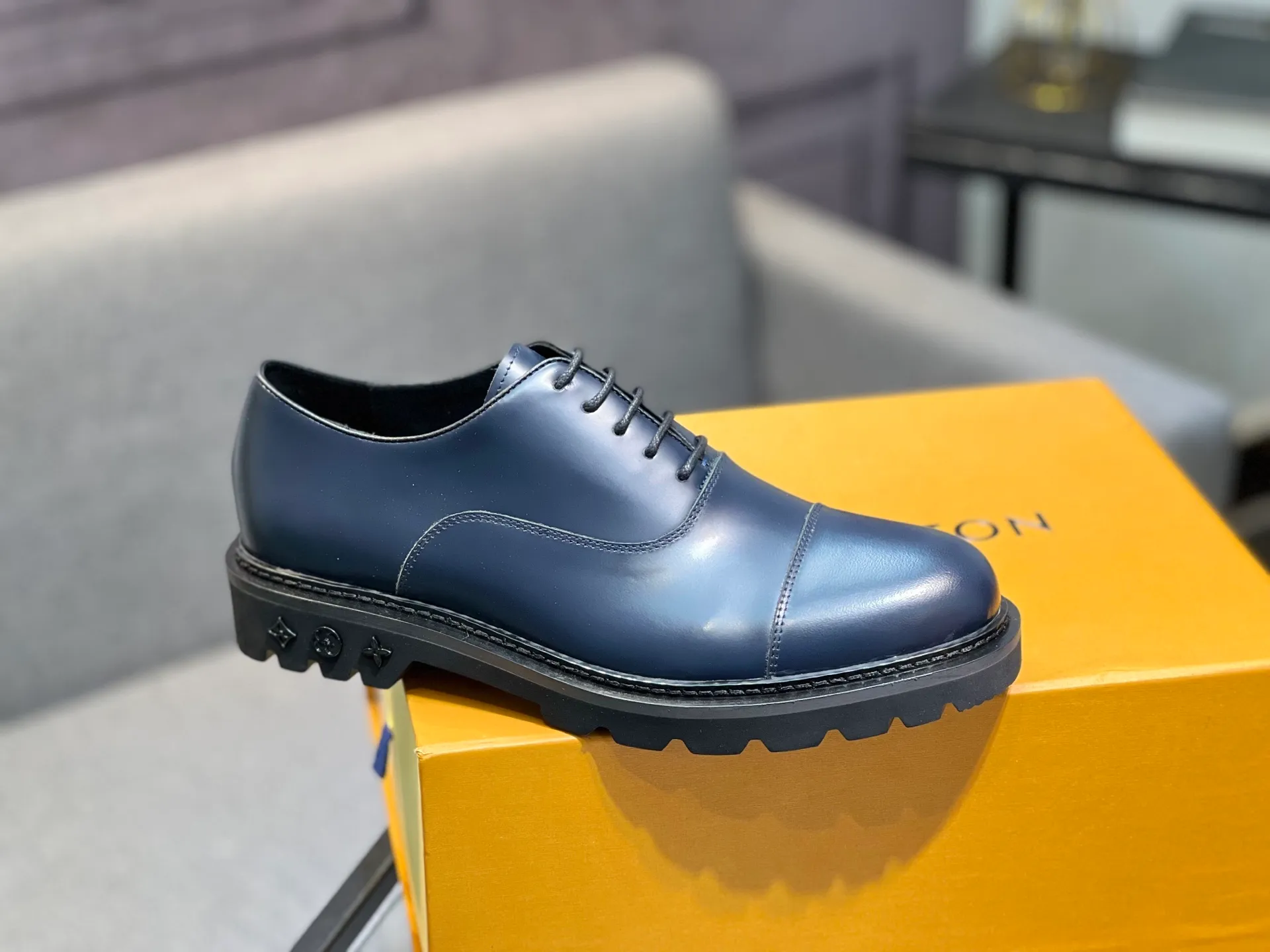 Men's shoes 💰820 [LV] - High-end quality - Upper: 🔝 tumbled cowhide, Nappa cowhide, brand logo sewn on shoe body - Lining: cowhide, foot pads; water-dyed cowhide - Outsole: TPR·rubber foam; two-color molded outsole -Super high quality control·Fine workmanship: highlighted (high-end·luxury·grade) -Size: 39-44 (38 45 can be customized)